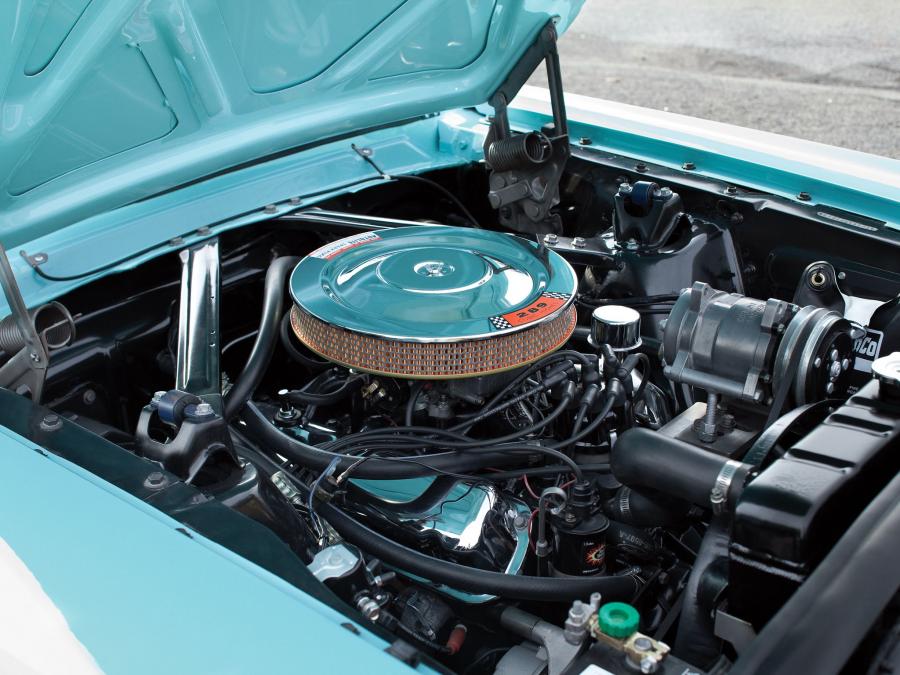 Моторный отсек Ford Mustang Convertible 1965 года  (фото 69 из 76)